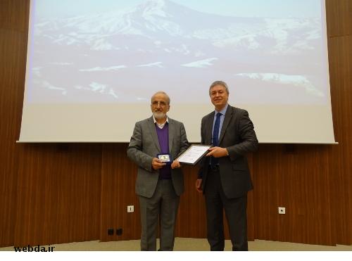 Donation of honorary medal of international agency in research cancer to deputy health minister 